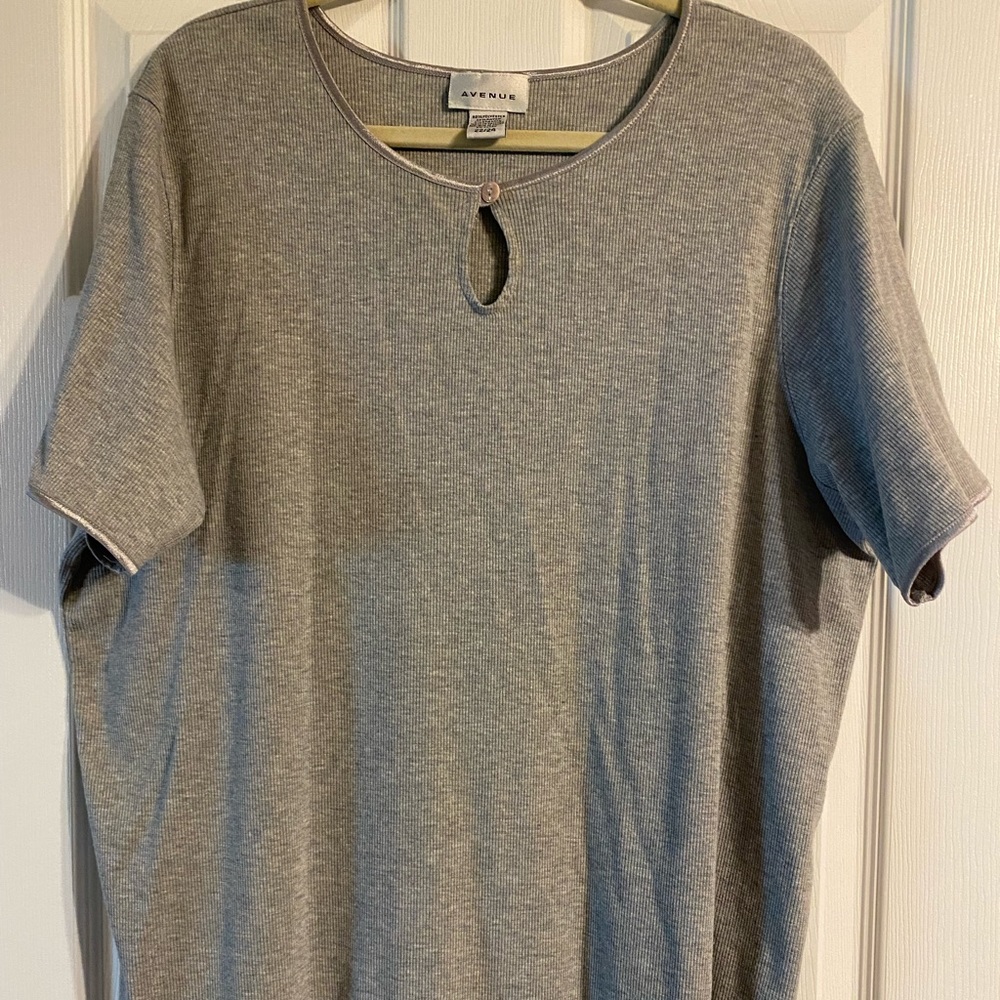 22/24W Gray Keyhole Front Shirt with Ribbon Detail